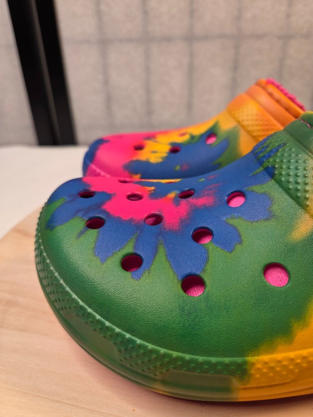 Crocs Classic Tie Dye Graphic Fur Lined Clogs Women US 8 - Picture 5 of 13